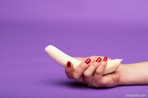 Penismassage dargestellt mit einer Banane