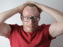 Mann stehend mit traurigem Ausdruck
